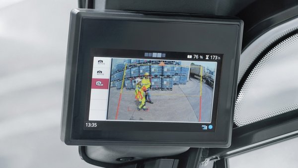 Bildschirm-Ansicht der Reverse Assist Camera an einem Stapler von Linde Material Handling montiert