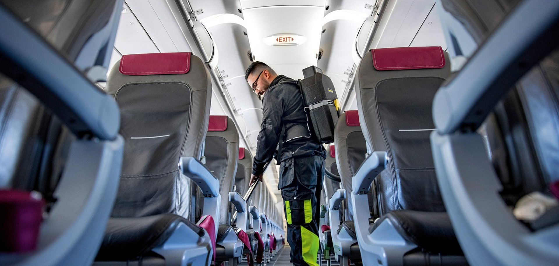 Kärcher Akkusauger bei der mobilen Reinigung in einem Flugzeug