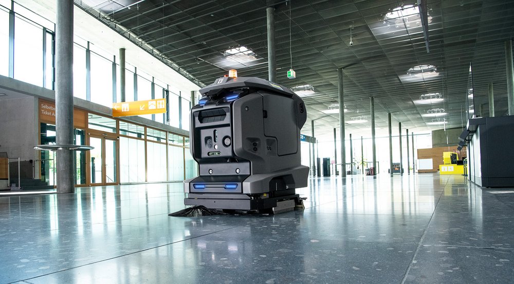 Autonome Scheuersaugmaschine KIRA B 50 bei der Reinigung einer Flughafenhalle